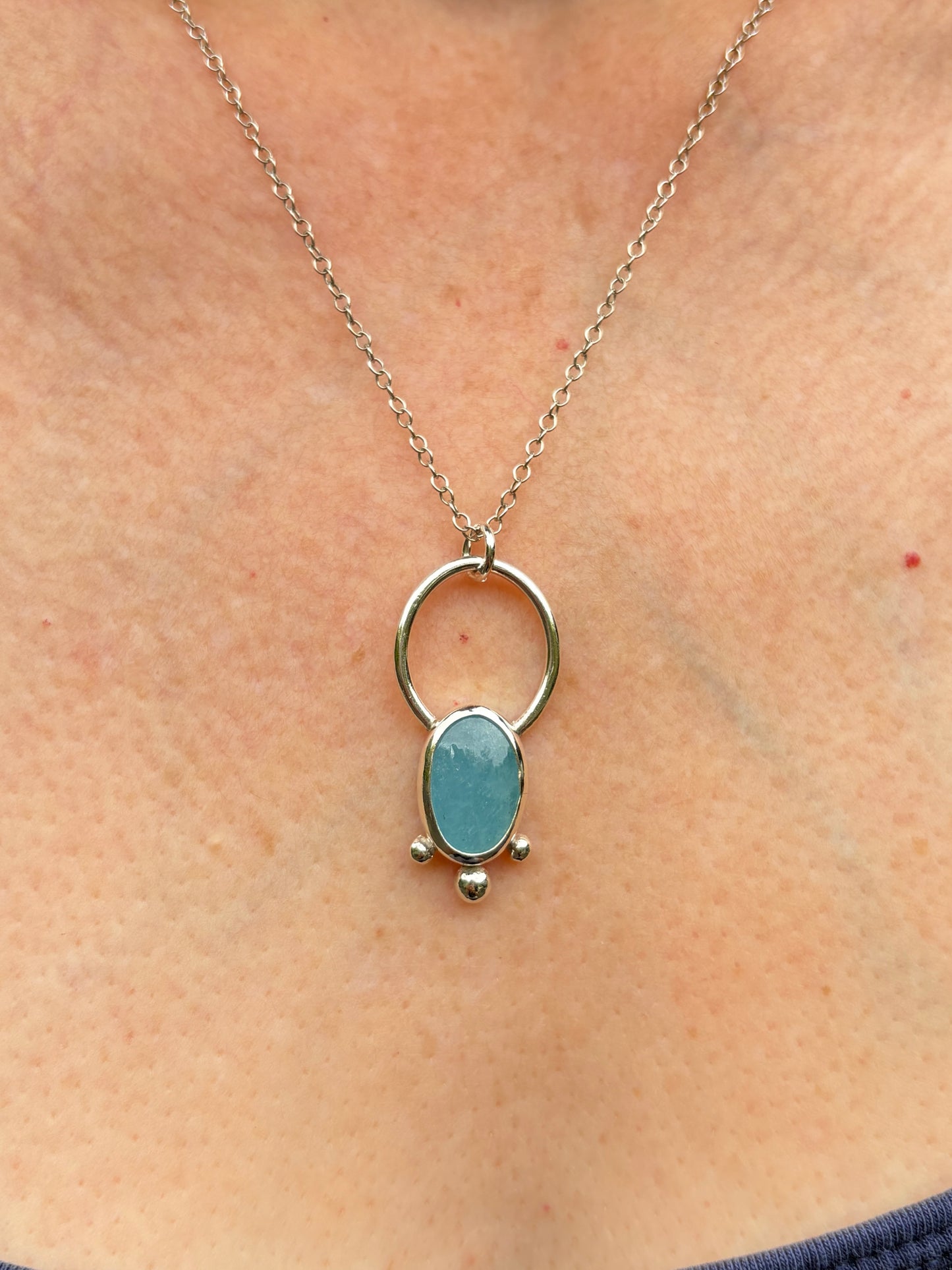Dot Trio Bezel Pendat - Aquamarine