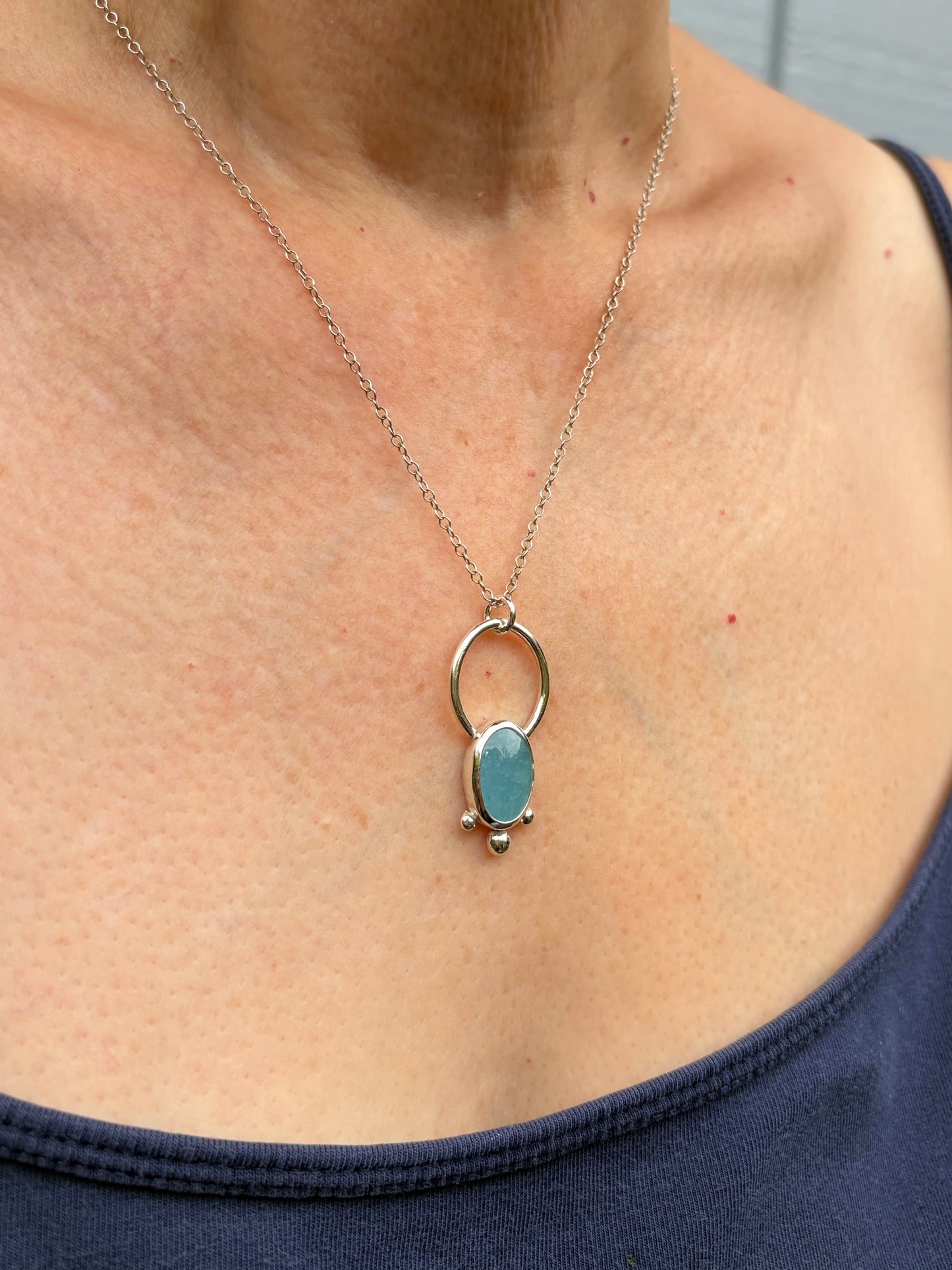 Dot Trio Bezel Pendat - Aquamarine